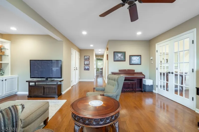 21 Foxwood Dr Morris Plains, NJ 07950