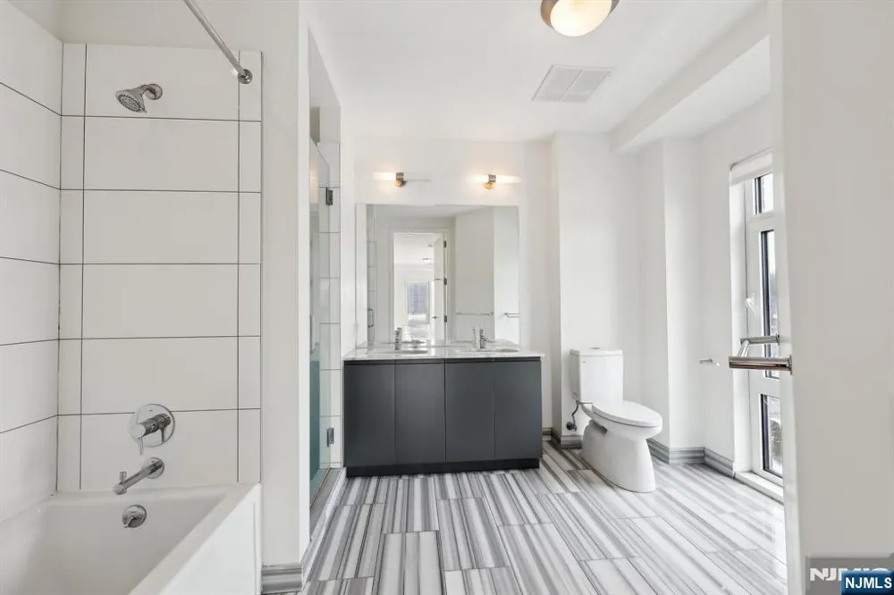 1 Executive 201 Fort Lee, NJ 07024