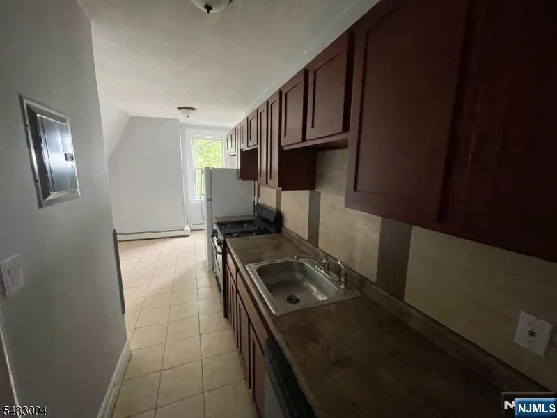 8 Treacy Avenue 3 Newark, NJ 07108