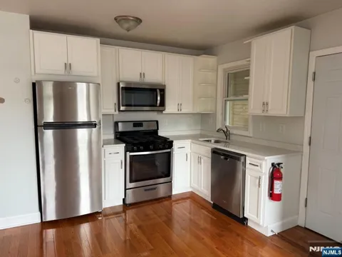 25 Pine Street 27B