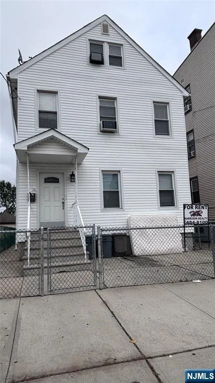 196 Devon Street 1