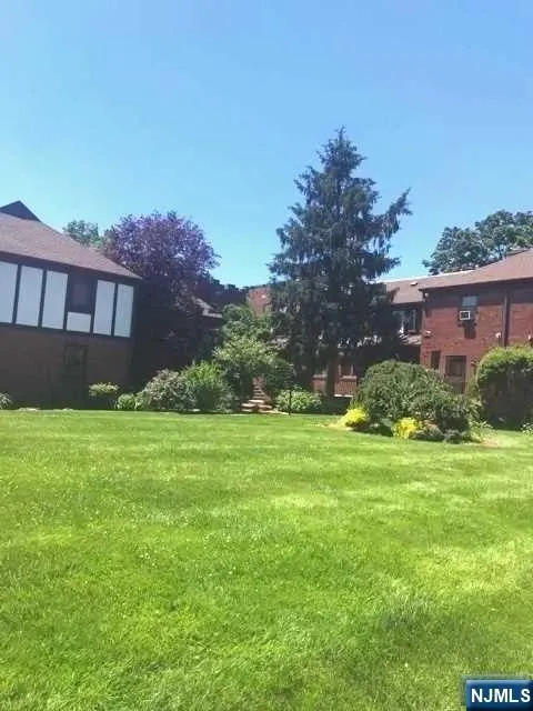 520 Broad Avenue 11