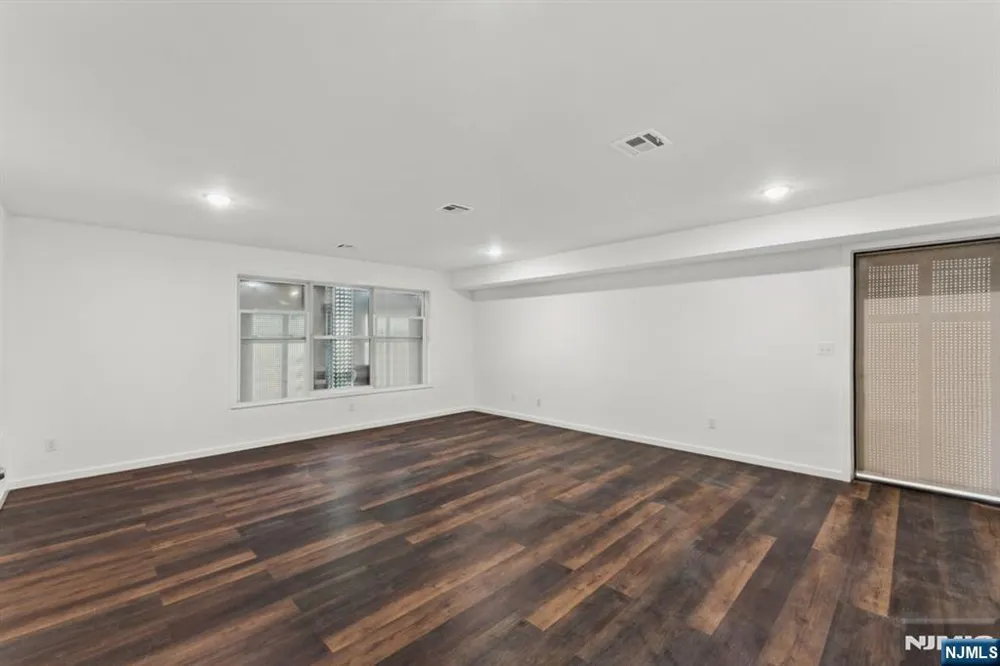 910 Bergen 1 Newark, NJ 07112