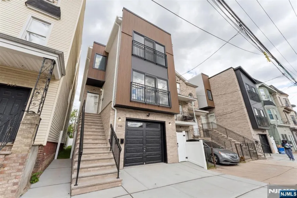910 Bergen 1 Newark, NJ 07112