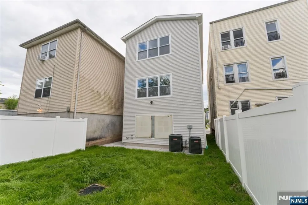 910 Bergen 1 Newark, NJ 07112