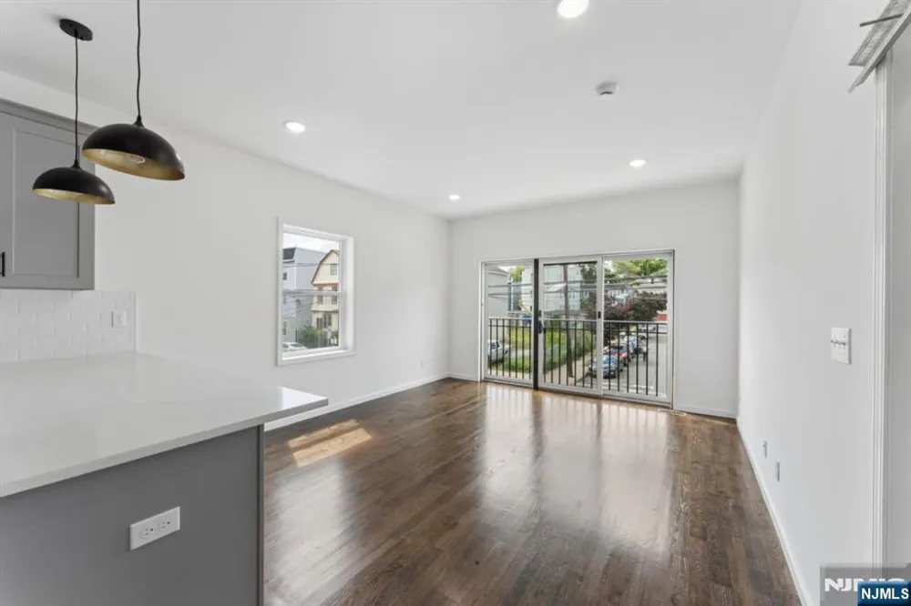910 Bergen 1 Newark, NJ 07112
