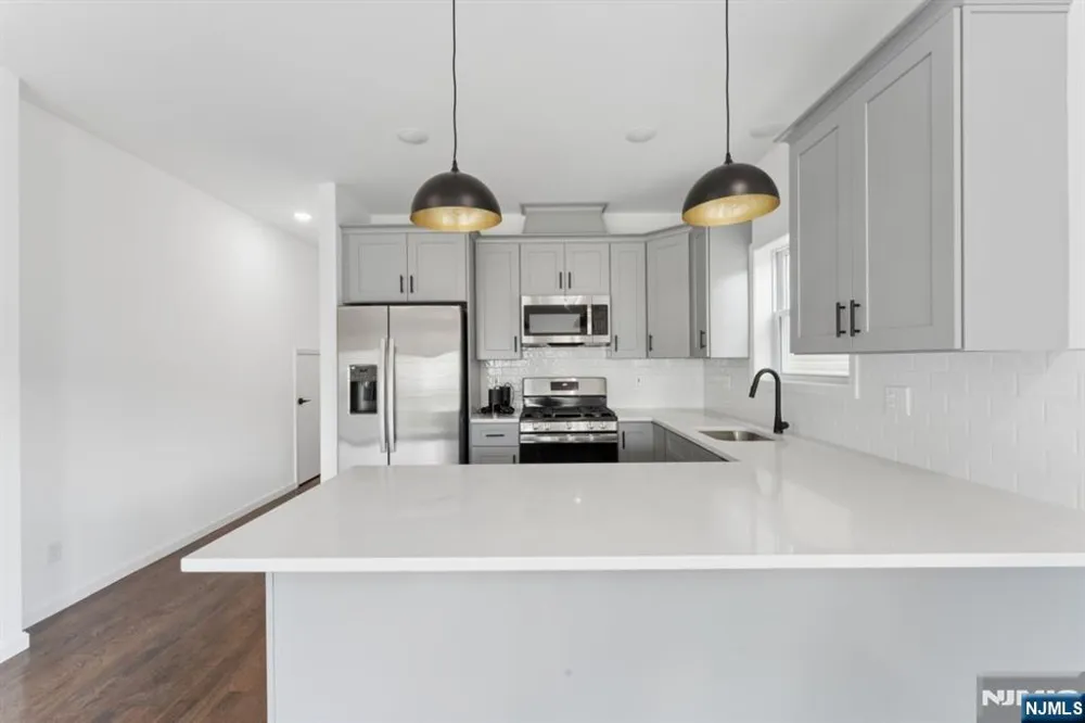 910 Bergen 1 Newark, NJ 07112