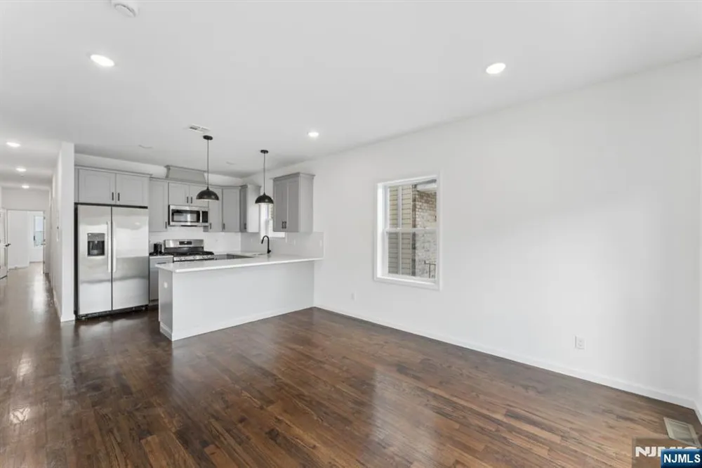 910 Bergen 1 Newark, NJ 07112