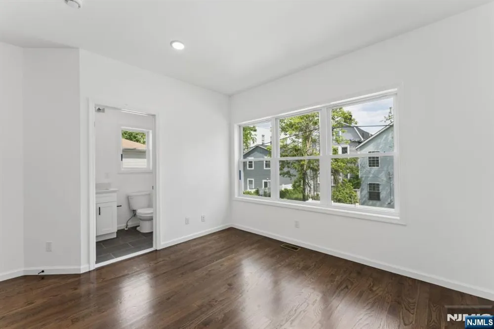 910 Bergen 1 Newark, NJ 07112