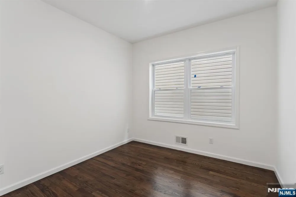 910 Bergen 1 Newark, NJ 07112