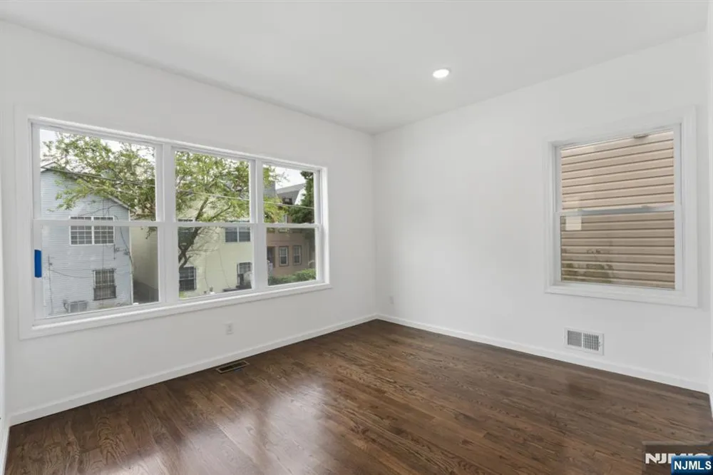 910 Bergen 1 Newark, NJ 07112