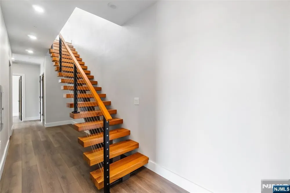21 Lincoln Park 300 Newark, NJ 07102