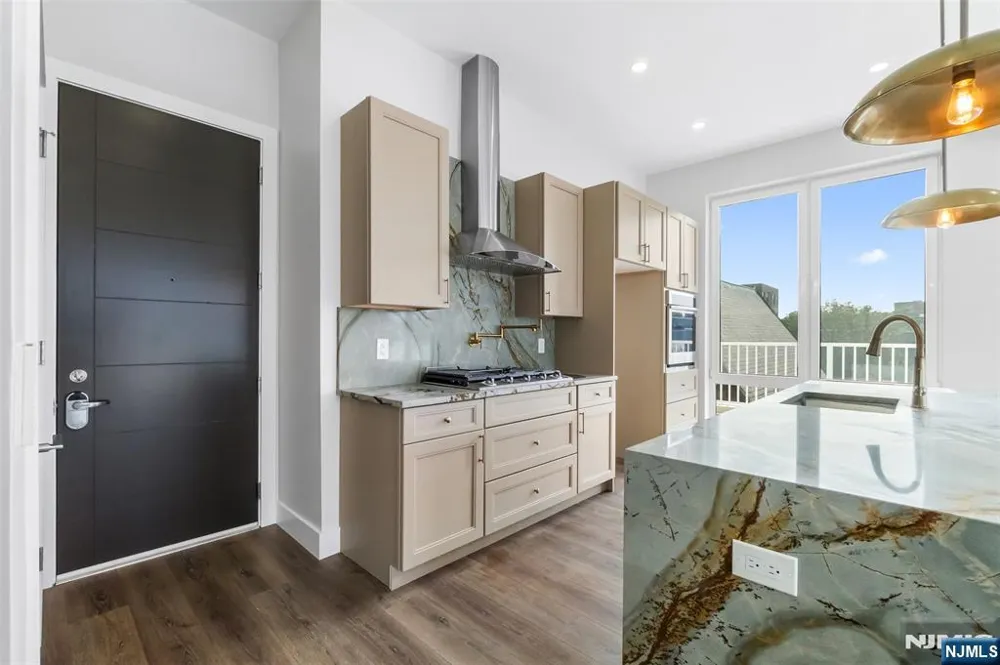 21 Lincoln Park 300 Newark, NJ 07102