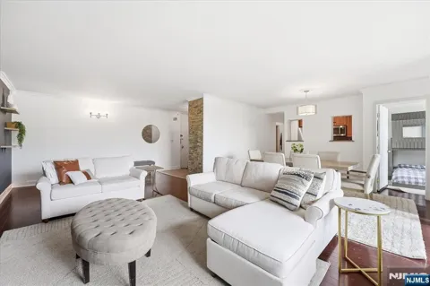 300 Winston Drive L5