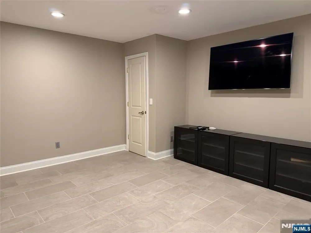 2102 Freeman Way 2102 Allendale, NJ 07401
