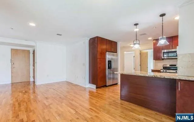 17 Meadow Road 302 Rutherford, NJ 07070