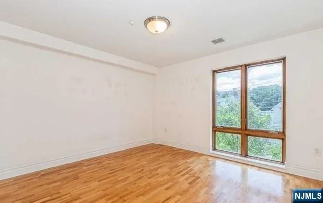 17 Meadow Road 302 Rutherford, NJ 07070