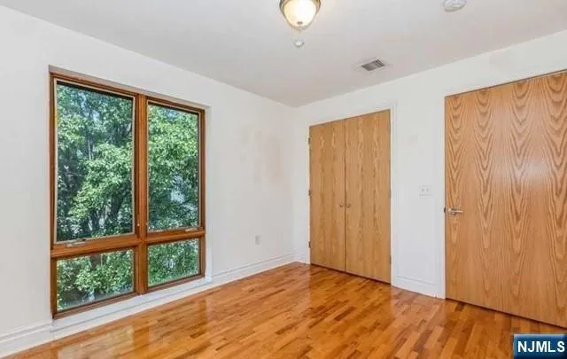 17 Meadow Road 302 Rutherford, NJ 07070