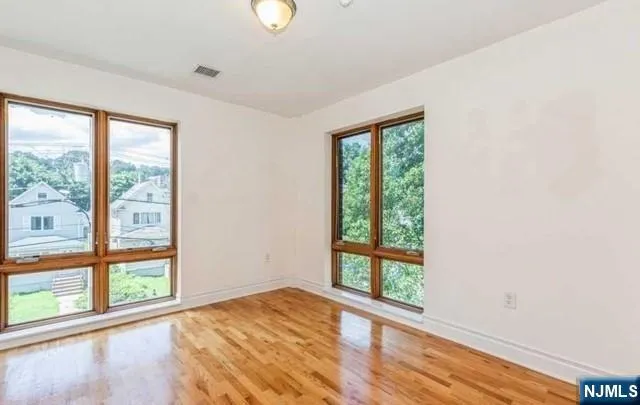 17 Meadow Road 302 Rutherford, NJ 07070