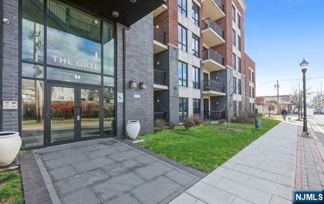 17 Meadow Road 302 Rutherford, NJ 07070