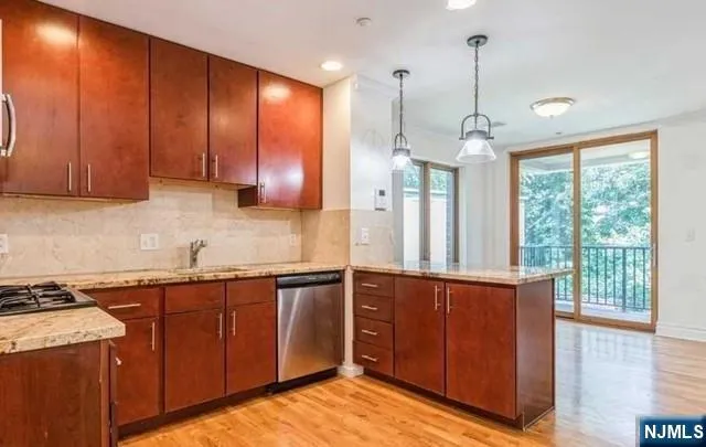 17 Meadow Road 302 Rutherford, NJ 07070