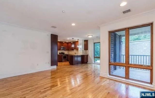 17 Meadow Road 302 Rutherford, NJ 07070