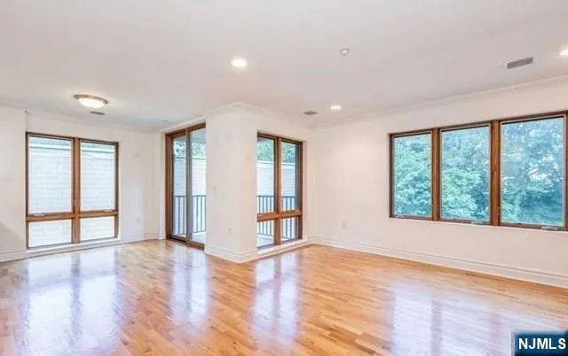17 Meadow Road 302 Rutherford, NJ 07070