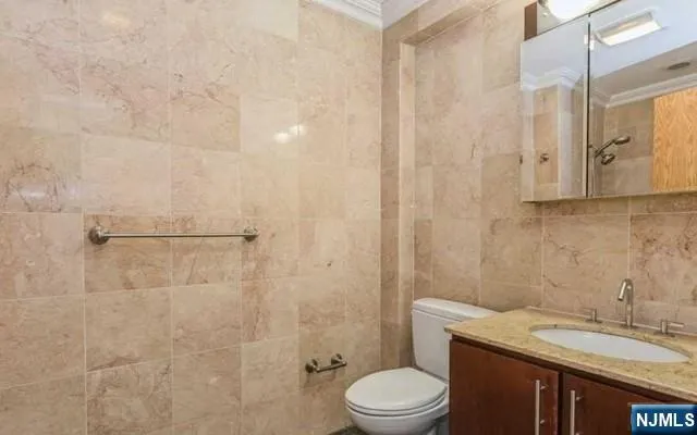 17 Meadow Road 302 Rutherford, NJ 07070
