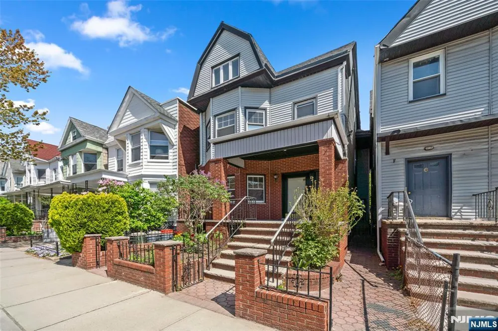 8 Cooper Place 2nd Fl Weehawken, NJ 07086