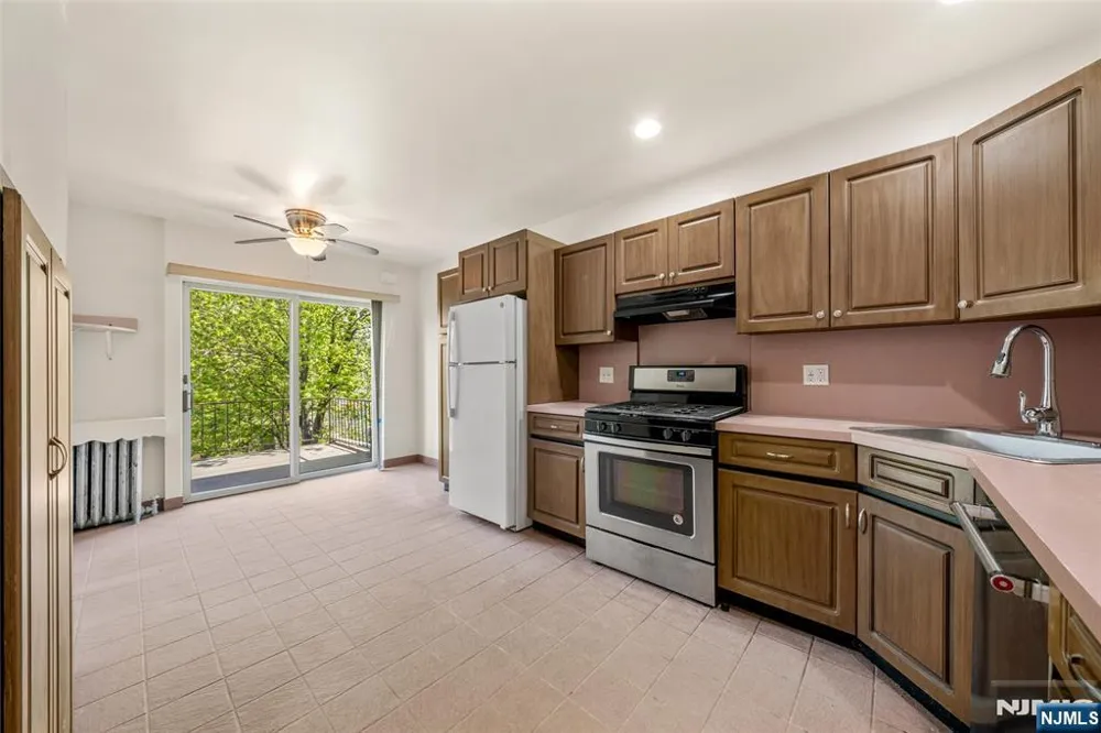 8 Cooper Place 2nd Fl Weehawken, NJ 07086