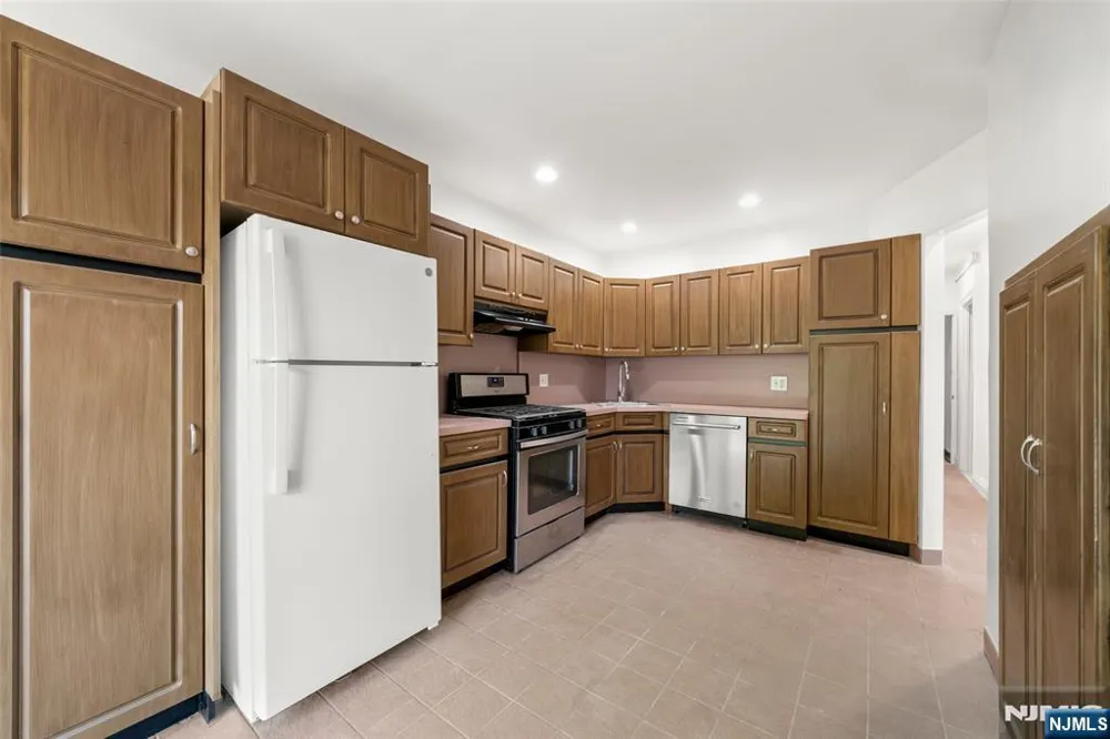 8 Cooper Place 2nd Fl Weehawken, NJ 07086