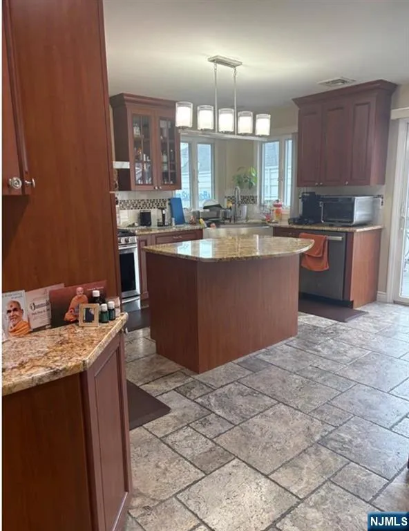 8 William Street Saddle Brook, NJ 07663