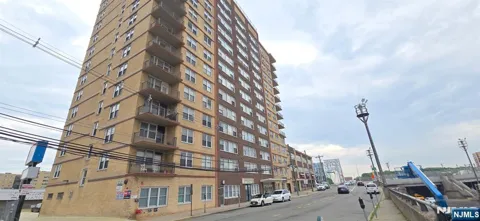 201 Bridge Plaza 3F