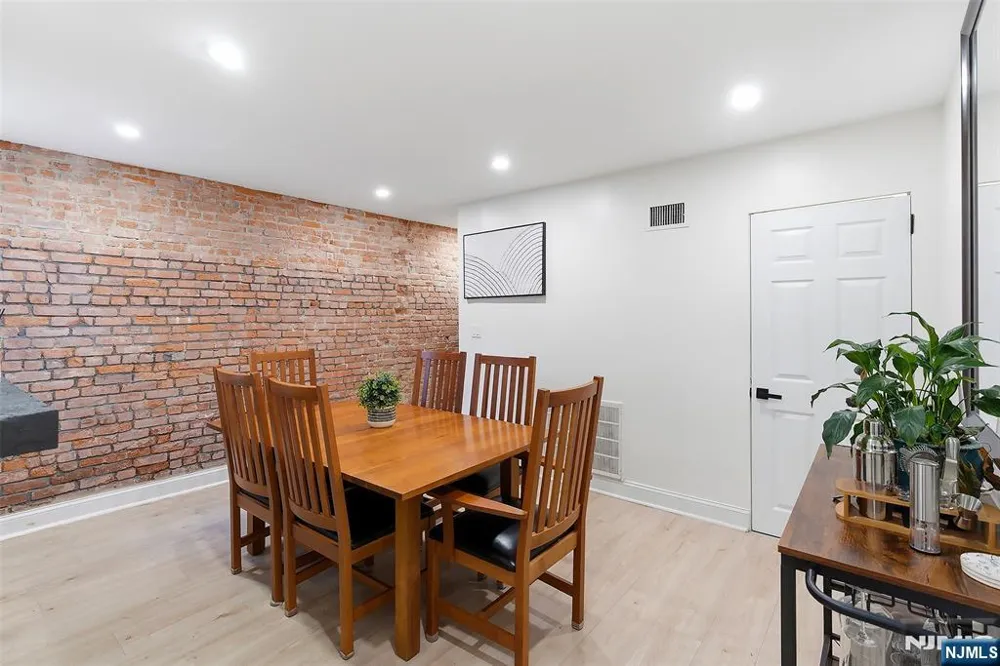 22 8th Avenue Newark, NJ 07104