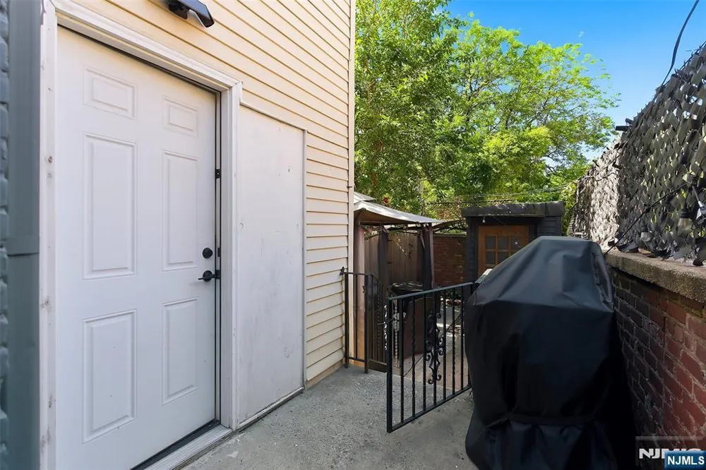 22 8th Avenue Newark, NJ 07104