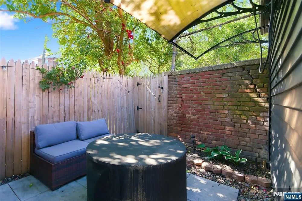22 8th Avenue Newark, NJ 07104