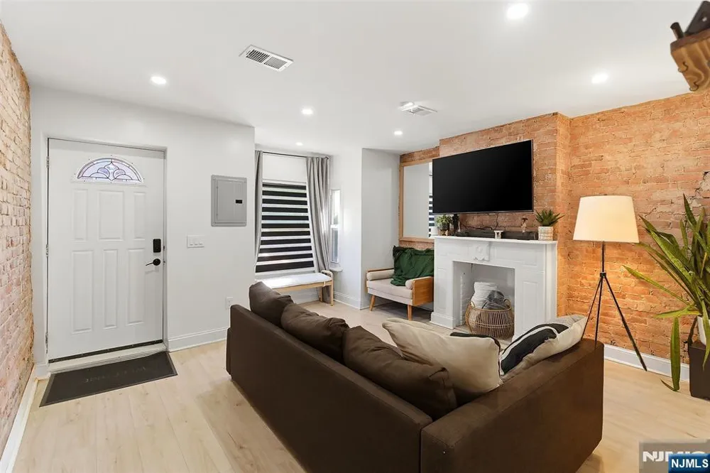 22 8th Avenue Newark, NJ 07104