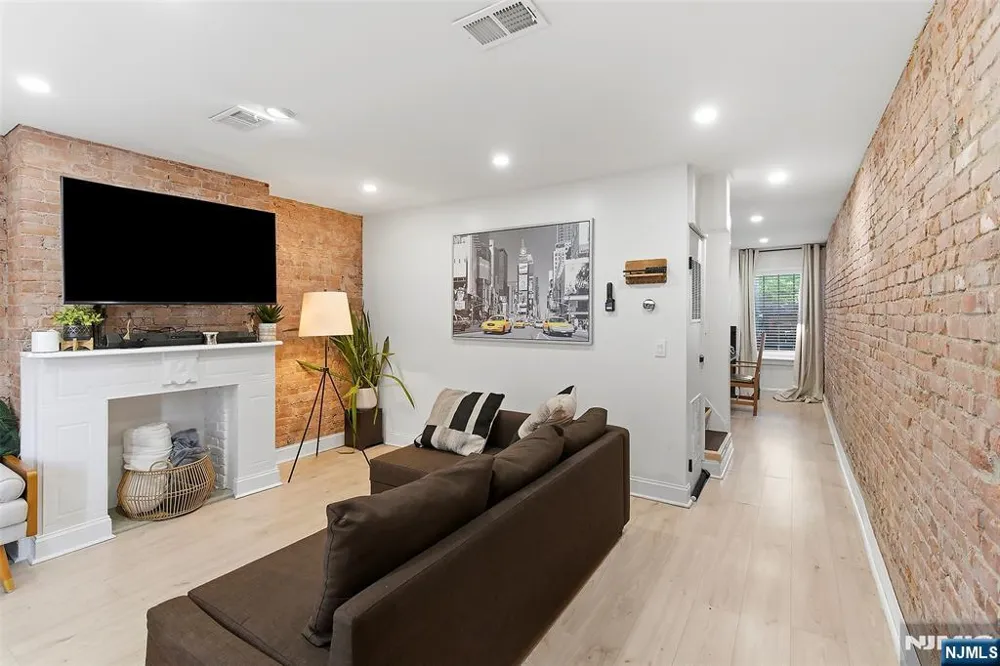 22 8th Avenue Newark, NJ 07104