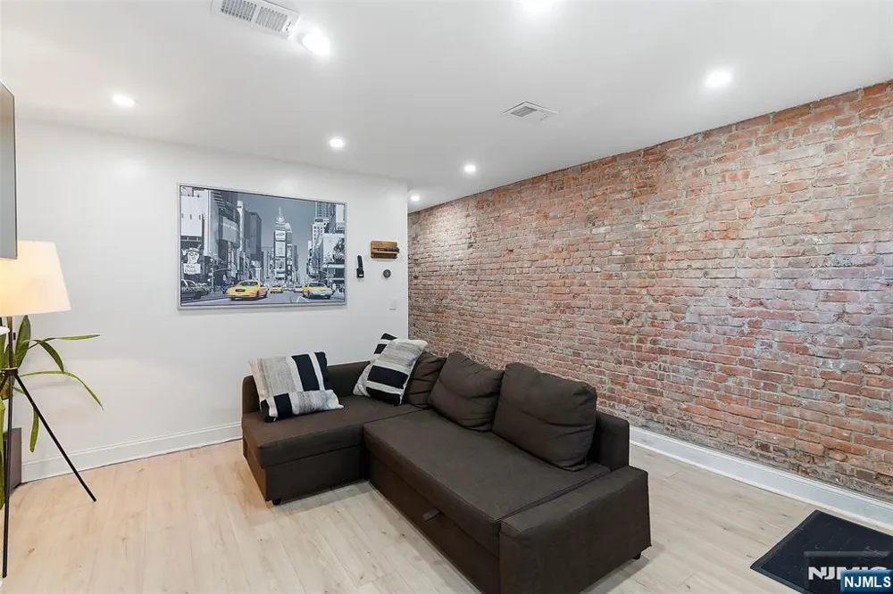 22 8th Avenue Newark, NJ 07104