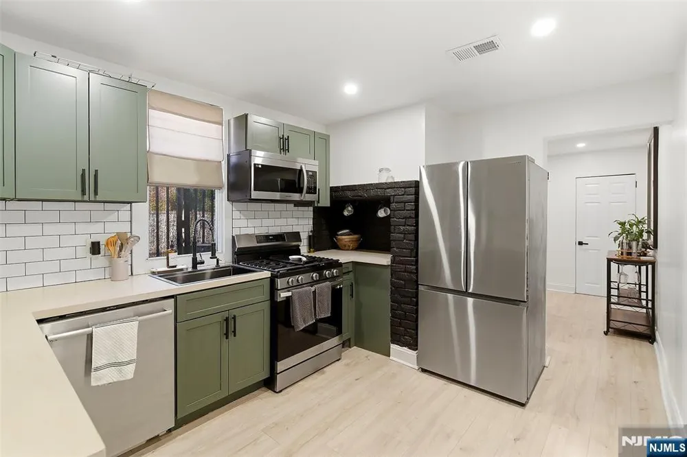 22 8th Avenue Newark, NJ 07104