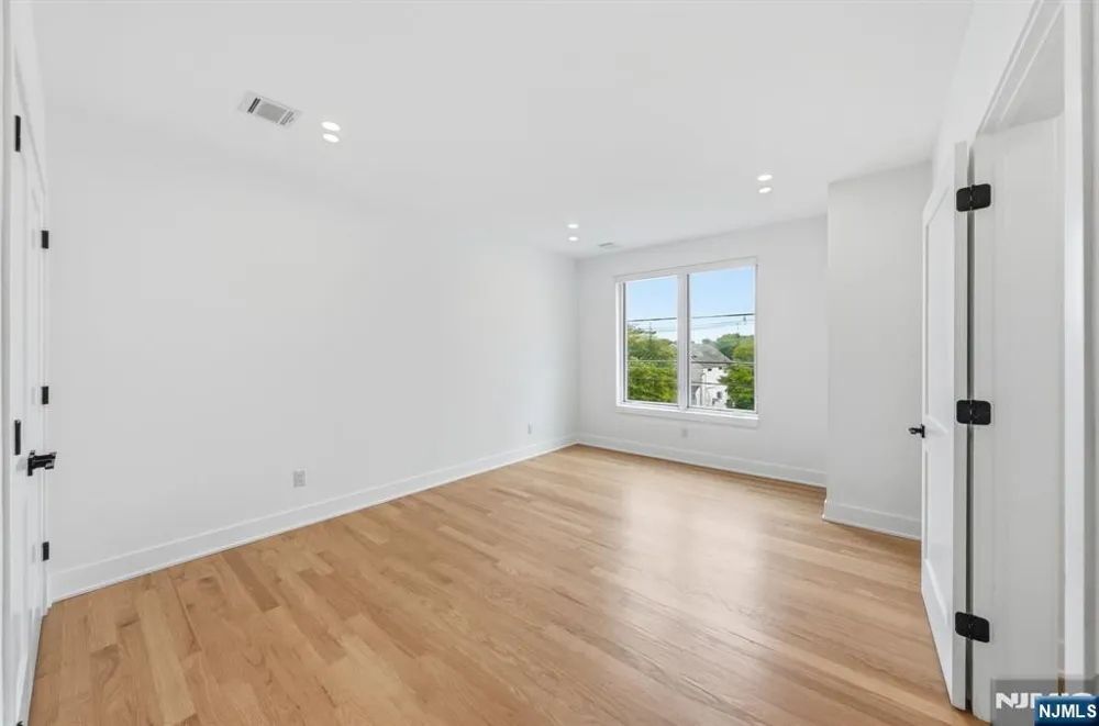 561-565 Broadway G Westwood, NJ 07675