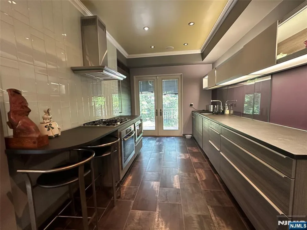 127 Howard Terrace Leonia, NJ 07605
