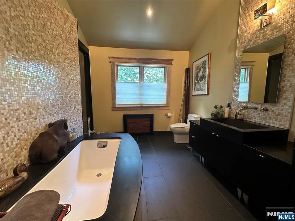 127 Howard Terrace Leonia, NJ 07605