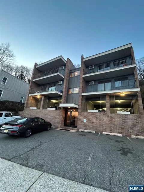 148 Undercliff Avenue