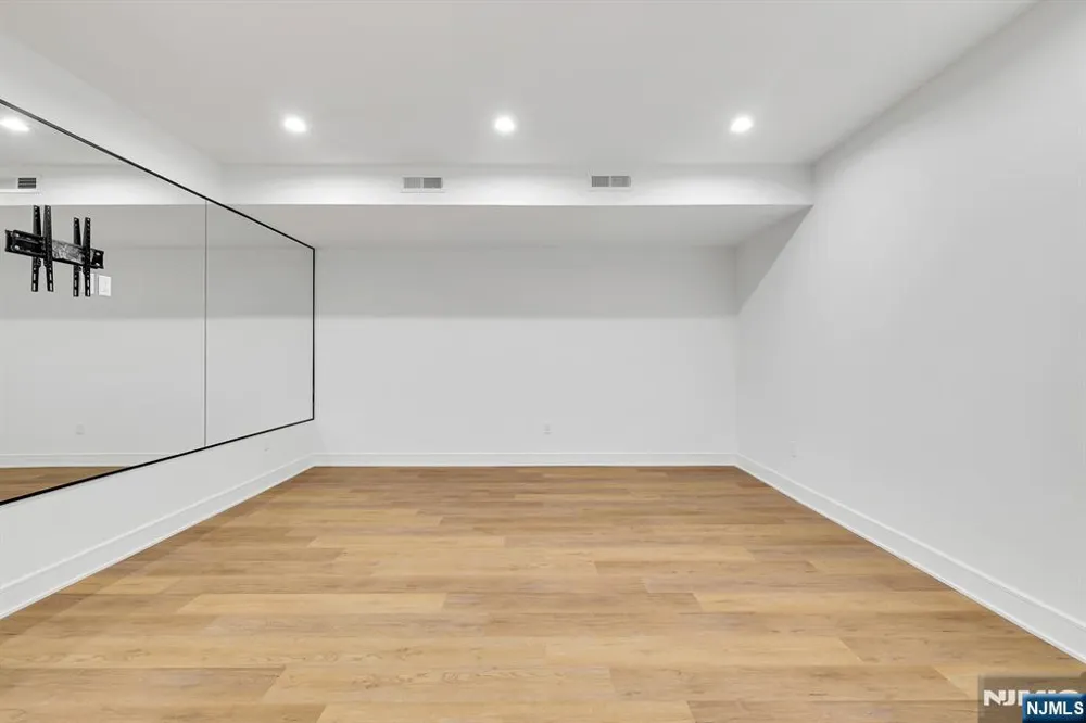 16 Feldman Paramus, NJ 07652