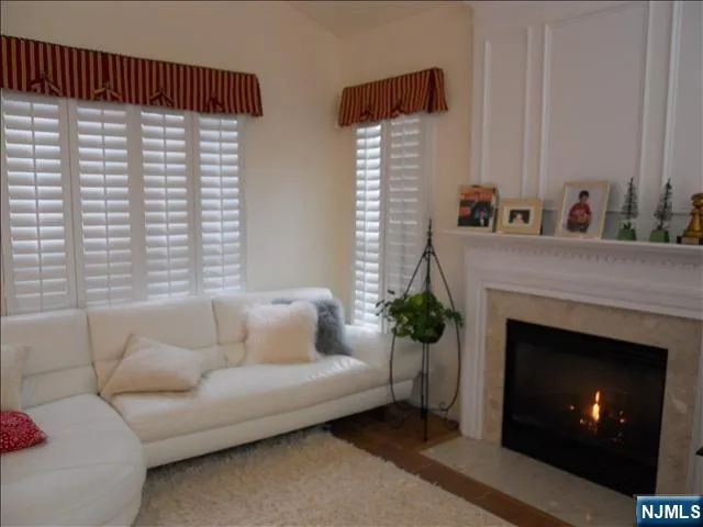 85 Buckthorn Paramus, NJ 07652