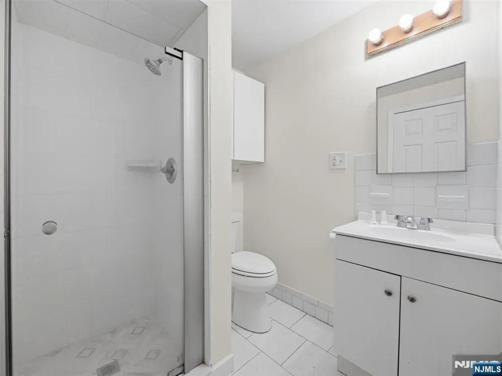 1-2 Hilliard Avenue 1 Edgewater, NJ 07020