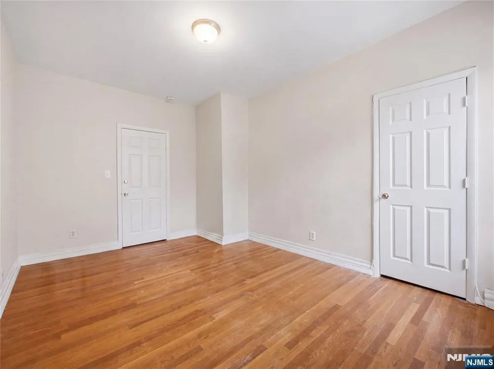 1-2 Hilliard Avenue 1 Edgewater, NJ 07020