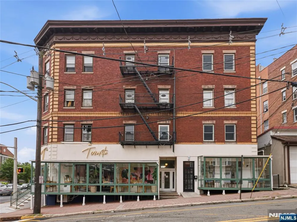 1-2 Hilliard Avenue 1 Edgewater, NJ 07020