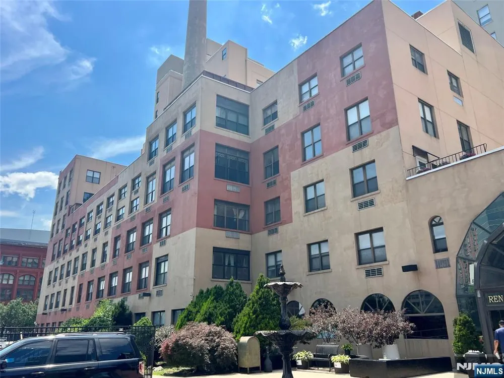 111 Mulberry Street 2R Newark, NJ 07102